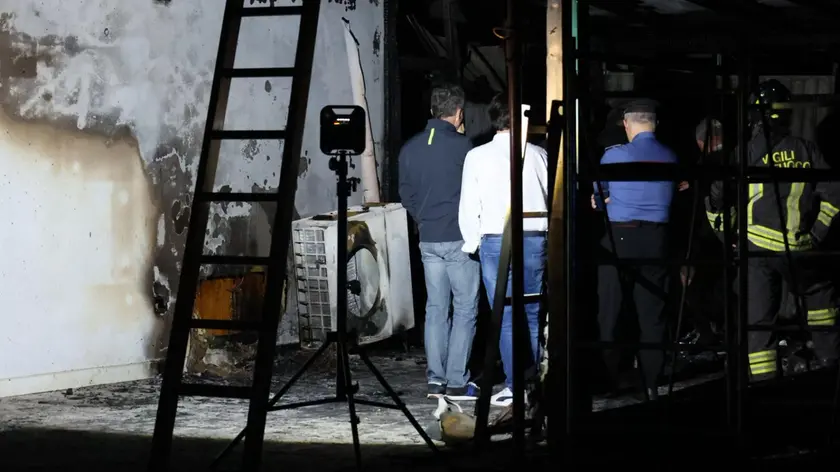 Pompieri e carabinieri nella casa dove si è verificata l'esplosione