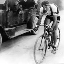 Treviso - Giro d'Italia nella Marca 1927. Prima volta del giro in città in Viale Felissent taglia per primo il traguardo Alfredo Binda