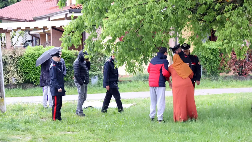 I parenti di Aymen e le forze dell'ordine sul luogo dell'omicidio