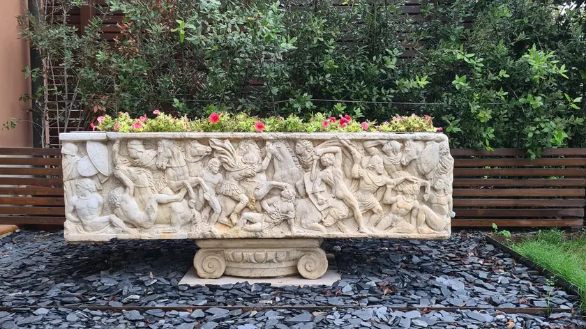 Il sarcofago in marmo, uno delle opere al centro del processo
