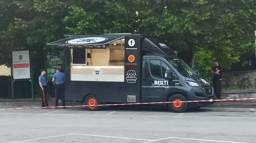 Il furgone dei panini in piazza La Piave da cui sono divampate le fiamme