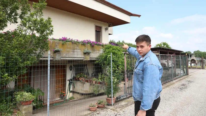 Nicola Basso mostra la finestra da cui sono entrati i ladri (foto Nicola Mattiuzzo/Fotofilm)