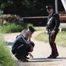 I carabinieri nel cortile della casa dove avvenne il duplice omicidio