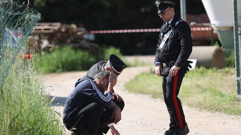 I carabinieri nel cortile della casa dove avvenne il duplice omicidio