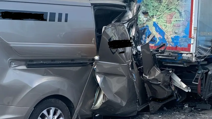 Quel che resta del furgone coinvolto nello schianto in A4