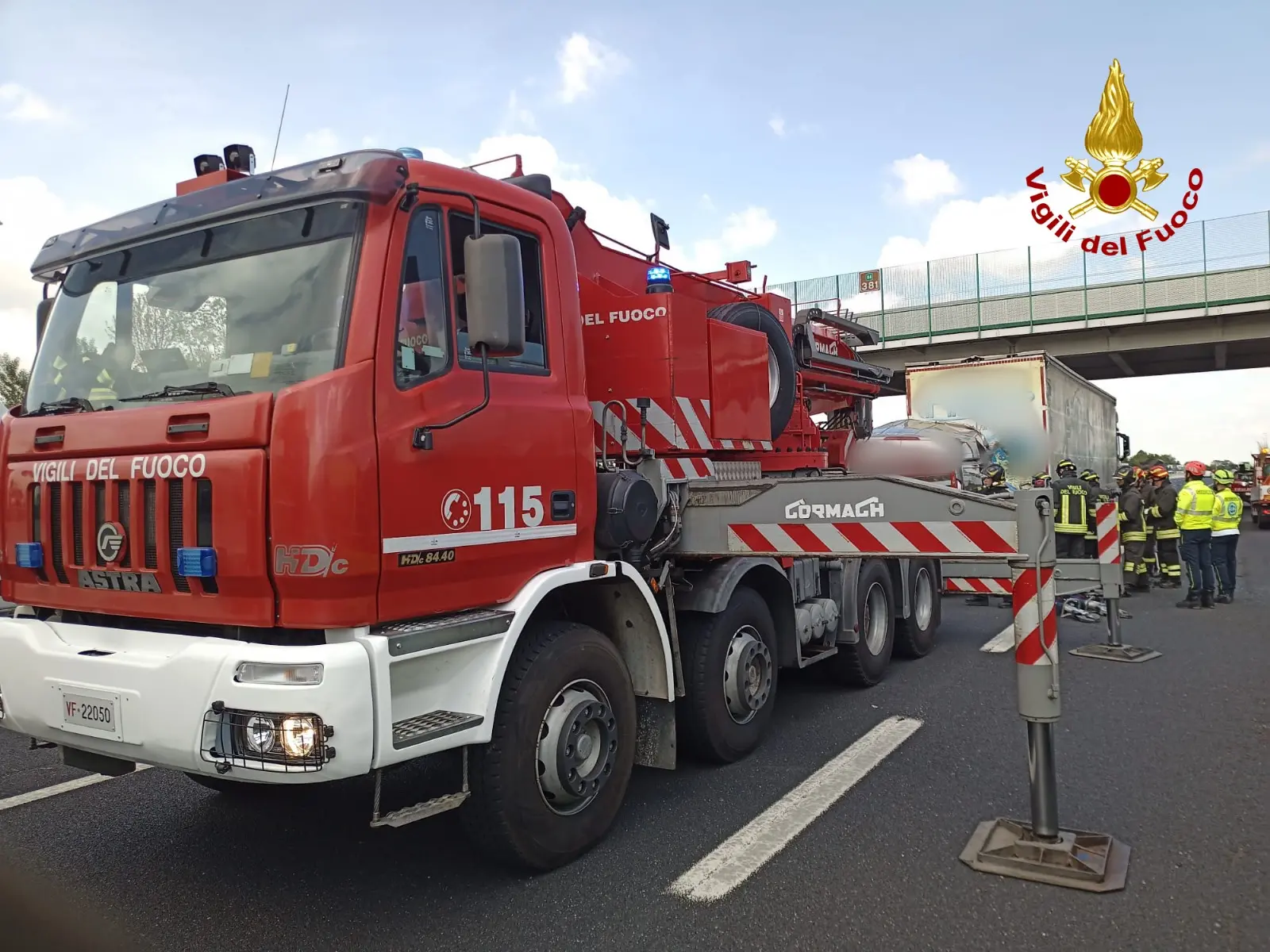 L'intervento dei pompieri in autostrada