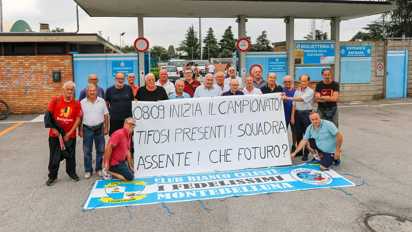 La protesta dei tifosi dopo l’addio alla prima squadra, ora è in arrivo la nuova proprietà