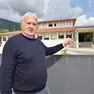 Il sindaco di Fregona, Giacomo De Luca, davanti alla scuola elementare