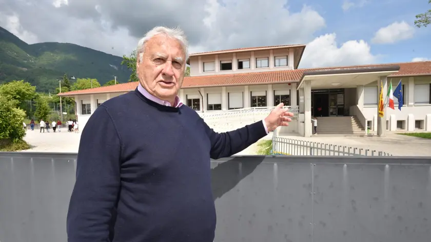 Il sindaco di Fregona, Giacomo De Luca, davanti alla scuola elementare