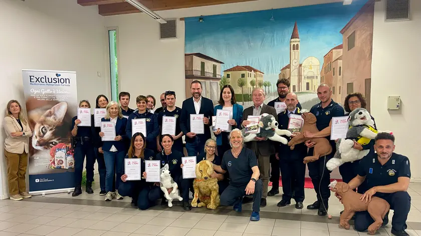 Gli agenti della polizia locale di Mogliano, Preganziol e Casier con il diploma di primo soccorso per animali