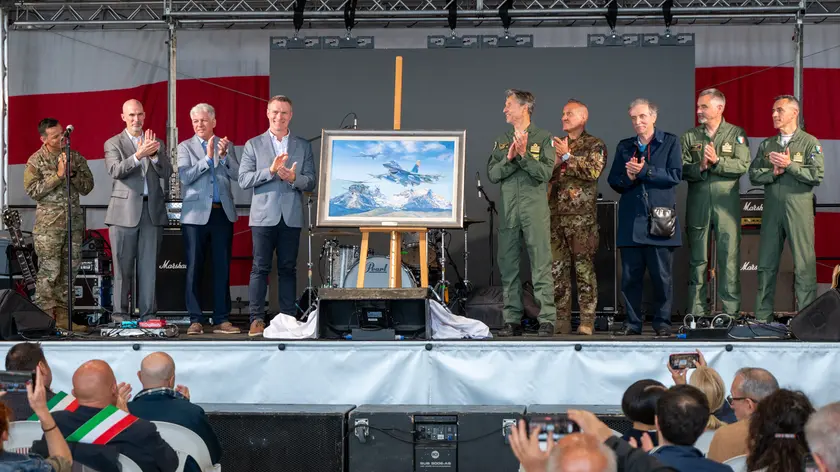 l maxipalco allestito all’interno dell’hangar 1 dove sono saliti tutti i comandanti ed ex americani ed italiani. Foto Petrussi