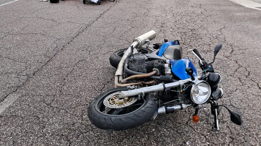 La moto a terra dopo l'impatto con il furgone a Cavaso