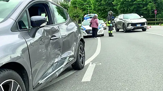 Una delle auto danneggiate nel tratto di A28 tra Fontanafredda e Sacile Est