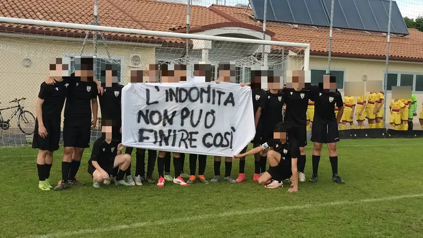 Lo striscione sorretto dai Giovanissimi all’ingresso in campo
