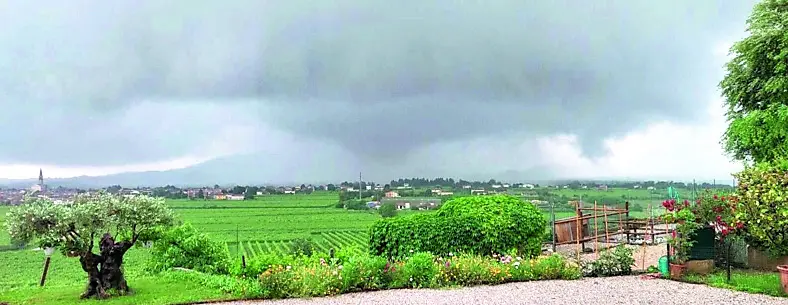 La tromba d’aria di giovedì vista dal Valdobbiadenese verso l’Asolano in una foto da “Meteo Bassano e Pedemontana del Grappa”