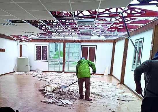 Il tetto devastato alla casa degli Alpini di Onigo