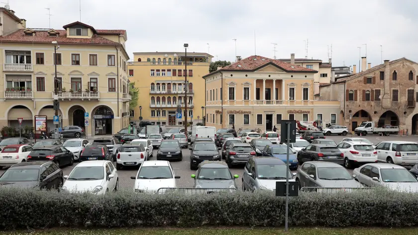 Il parcheggio in piazza Vittoria, teatro da anni di dibattito