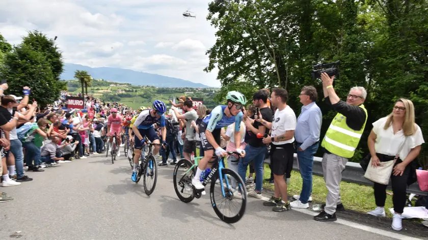 Il Giro sul muro di Ca' del Poggio (foto Cavicchi)