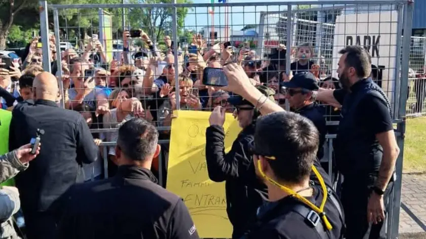 Bibione, l'attesa davanti ai cancelli in una foto postata dai fan