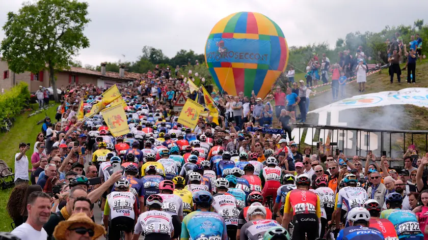 La folla sul Muro di Ca' del Poggio