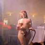 Una delle performer che si è esibita nello spettacolo di burlesque