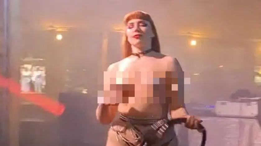 Una delle performer che si è esibita nello spettacolo di burlesque