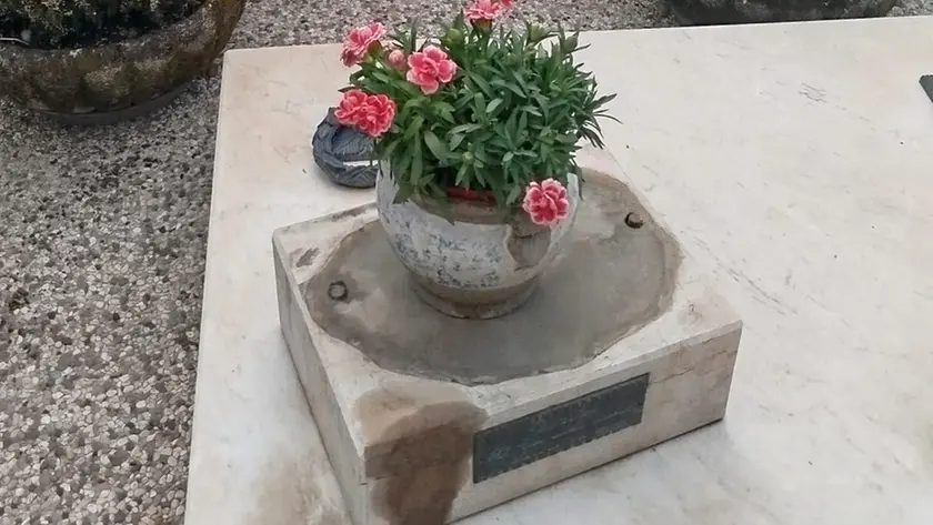 La tomba della famiglia Mazzer dalla quale è stato sottratto il busto del giovane Walter