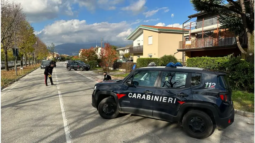 I carabinieri mentre rilevano l’incidente in via Erizzo a Crocetta