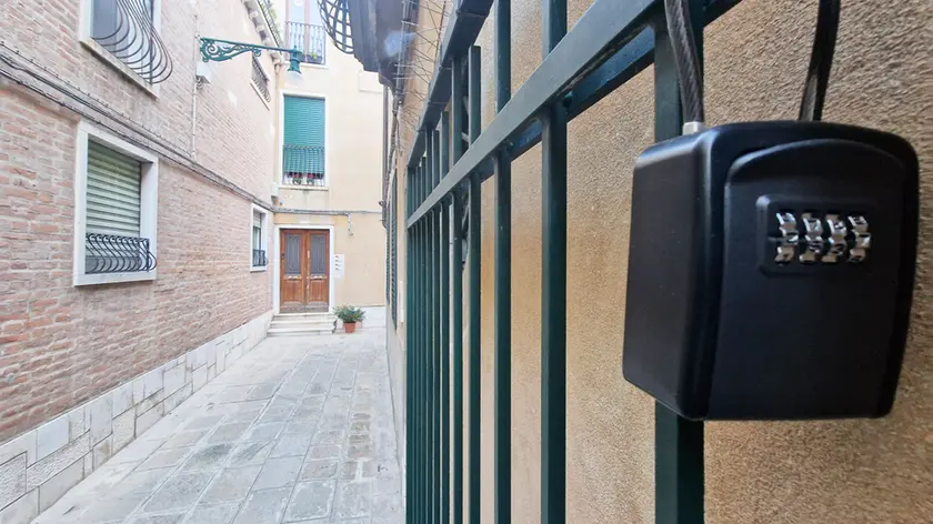 Una key box davanti a una locazione turistica a Venezia