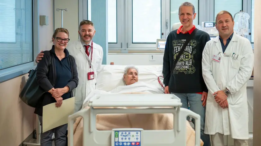 Luigina con i figli e due medici dopo la dialisi