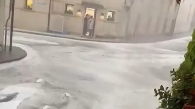Una strada allagata dalla grandine mercoledì sera (frame gruppo Fb Meteo Bassano e Pedemontana)