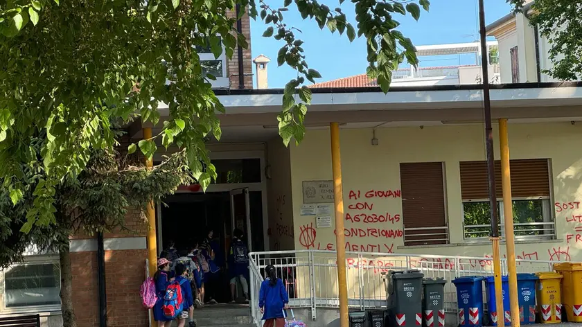 La scuola elementare Volta imbrattata con le scritte