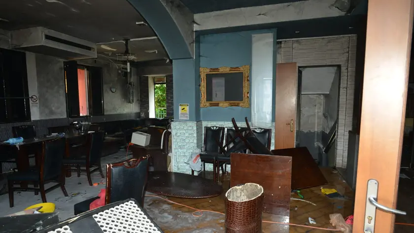 Occupano e incendiano l’ex Safari Club di Conegliano
