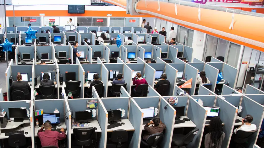 Operatori di telemarketing al lavoro