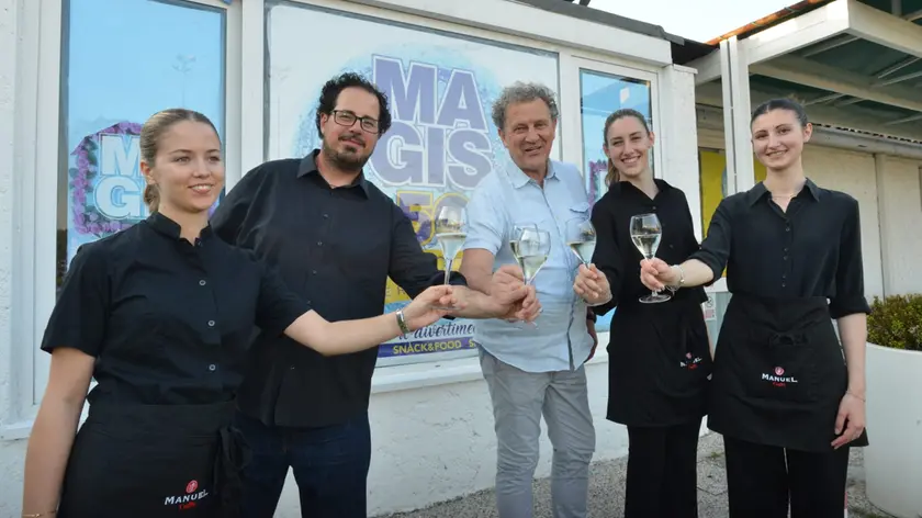 Il brindisi al Magis prima della festa per i 50 anni. Al centro Silvano Dal Bo