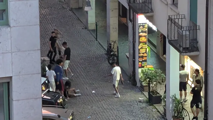 A terra in via Collalto una delle due ragazze appena colpita dal violento