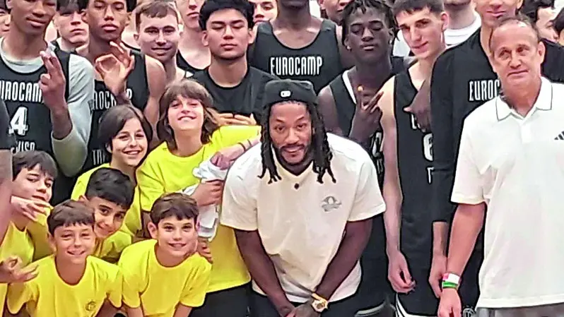 Derrick Rose con i bambini del settore giovanile della Ghirada