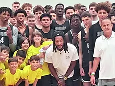 Derrick Rose con i bambini del settore giovanile della Ghirada