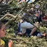 I soccorsi alle persone rimaste intrappolate sotto i rami