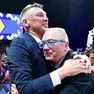 Maurizio Gherardini abbraccia Šarūnas Jasikevičius, coach del Fenerbahce, dopo aver conquistato l'Eurolega 2025