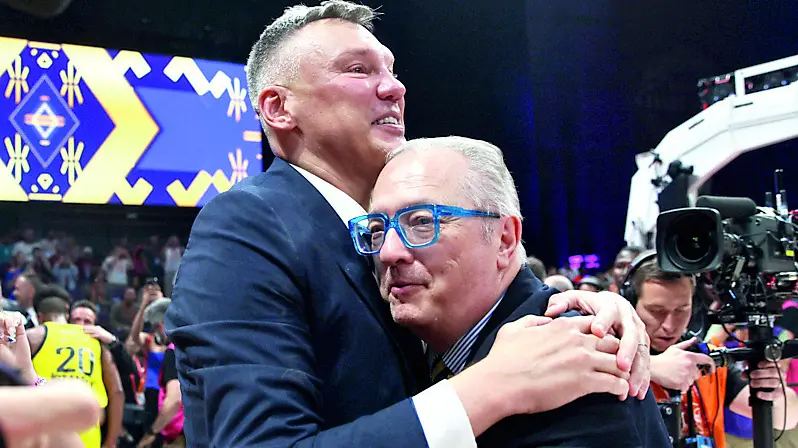 Maurizio Gherardini abbraccia Šarūnas Jasikevičius, coach del Fenerbahce, dopo aver conquistato l'Eurolega 2025