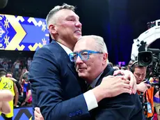 Maurizio Gherardini abbraccia Šarūnas Jasikevičius, coach del Fenerbahce, dopo aver conquistato l'Eurolega 2025