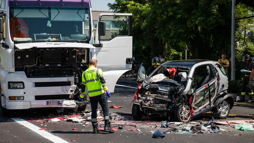 La Smart dopo lo schianto contro il tir sulla Pontebbana