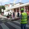 L’uscita da scuola delle Pascoli in via Tommaso Salsa
