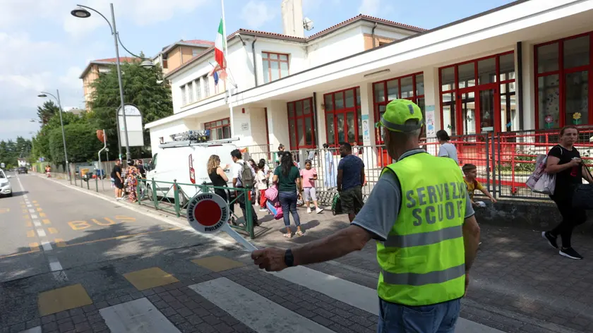 L’uscita da scuola delle Pascoli in via Tommaso Salsa