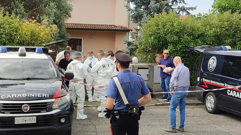 I carabinieri del Ris di Parma davanti alla casa di Franco Battaggia ad Arcade