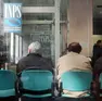 Pensionati in un ufficio Inps