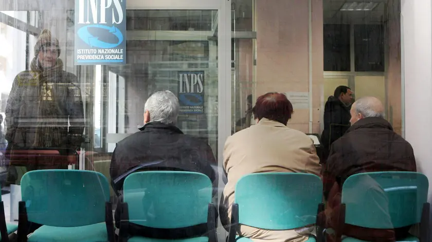 Pensionati in un ufficio Inps