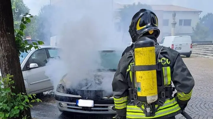 Fanzolo, auto in fiamme in piazza Indipendenza