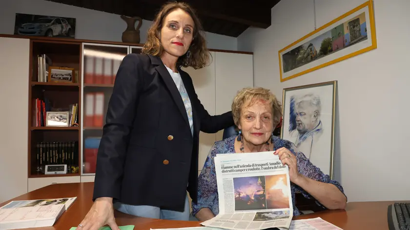 A sinistra Nadia Amadio, a destra Maria Luigia Favaro con la pagina della tribuna che dava conto dell'incendio